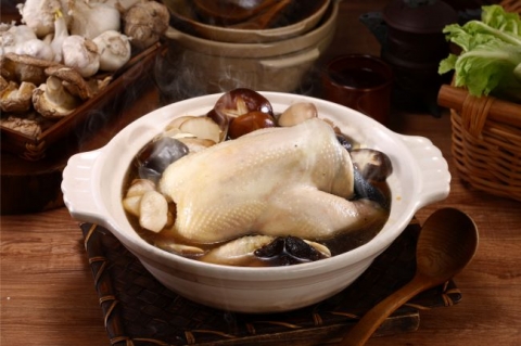 蕈菇黑蒜全雞鍋-1